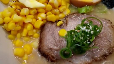 Hokkaido mısır ezmesi ramen sıcak erişteli domuz dilimi yemek çubukları üst manzara 4k