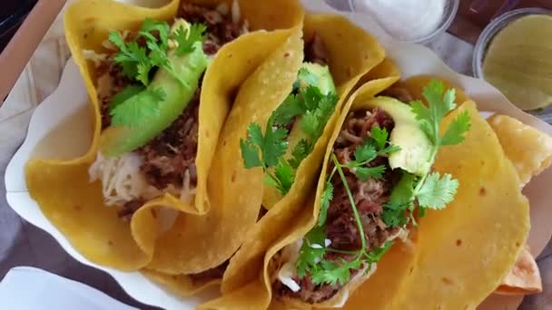 Hand Essen Mais Tortilla Carnitas Taco Mit Avocado Mexikanischen Mohn — Stockvideo