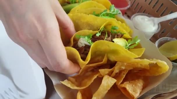 Ruční Jíst Kukuřičné Tortilla Carnitas Taco Avokádem Mexické Poppular Jídlo — Stock video