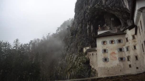 슬로베니아의 Predjama Castlecliff 가장자리 아름다운 역사적인 — 비디오