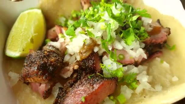 Comida Mexicana Vista Superior Taco Vientre Cerdo Pollo Ahumado Con — Vídeo de stock
