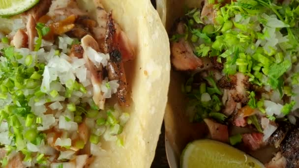 Meksykańskie Jedzenie Top View Taco Wieprzowina Brzuch Wędzony Kurczak Kolendrą — Wideo stockowe