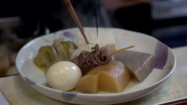 Японский Шеф Повар Готовит Теплое Осеннее Вареное Блюдо Оден Варить — стоковое видео
