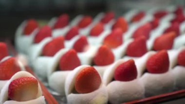 Çilekli mochi tatlı ichigo daifuku Japon geleneksel tatlıları Osaka pazarında satılır.