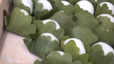 Japon pazarında pirinç topları, moji geleneksel pirinç keki ve yaprak satıyorum. Tatlı tatlı tatlı.