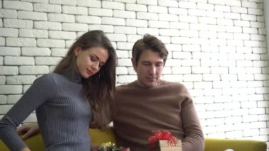 Kafkasyalı çift, istenmeyen hediye alışverişinde Noel 'de tatilde kavga ediyorlar.