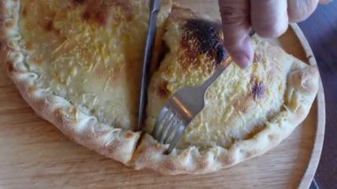 İtalyan pizzası. Yakın çekim. Sıcak üst manzara.