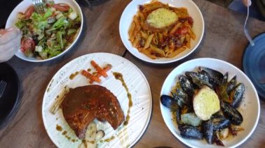 Avrupa yemeği makarna salatası tavuk biftek ve fırında midye masa manzarası.