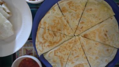 Meksika yemekleri Peynirli Quesadilla Salsa ve nacho cipsi