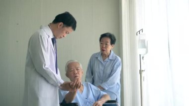 Hastanede doktor olan Asyalı yaşlı bir çift. Yeni koca, hayat sigortası, 4K.