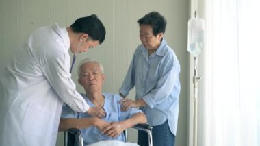 Hastanede doktor olan Asyalı yaşlı bir çift. Yeni koca, hayat sigortası, 4K.