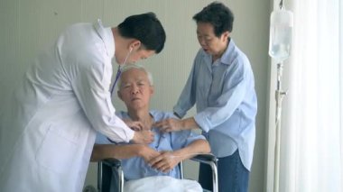 Hastanede doktor olan Asyalı yaşlı bir çift. Yeni koca, hayat sigortası, 4K.