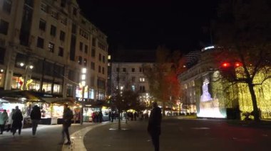 Budapeşte, Macaristan - 6 Aralık 2019 Noel pazarı Aralık ayında eski kasaba meydanında tatil yeri