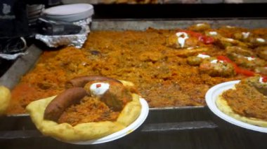Budapeşte Macaristan Noel Pazarı Macar sokak yemekleri şenlik akşamında gıda tezgahı