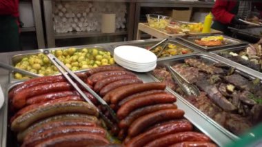 Budapeşte Macaristan Noel Pazarı Macar sokak yemekleri şenlik akşamında gıda tezgahı