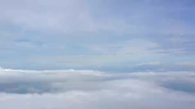 Bulutların üzerinde süzülerek uçan güzel gökyüzü manzarası 4k
