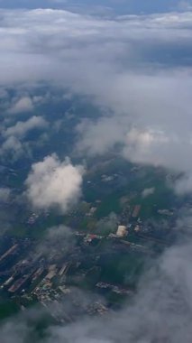 Bulutların üzerinde süzülerek uçan güzel gökyüzü manzaralı dikey vdo