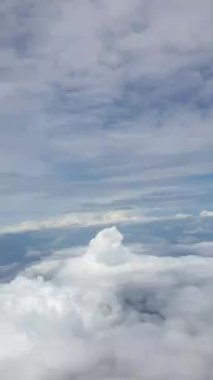 Bulut bulutu bulutu 4k dikey görüntüsü üzerinden uçağın hava görüntüsü