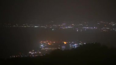 Hakodate Körfezi Japonya 'nın en güzel manzarası. Bulutlu, sisli, kötü hava koşullarından net bir görüntü yok. 4k