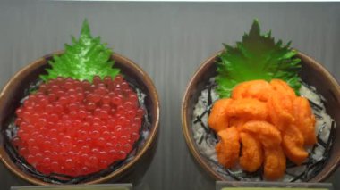 Japon yapay menüsünde Hokkaido deniz ürünleri pilavı uni deniz kestanesi somon yumurtası deniztarağı var.