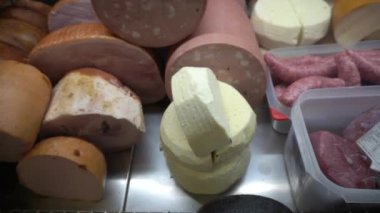 Avrupa 'da kasaplık, İtalya' da peynirli jambon, sosis, taze et satışı.