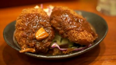 Taze pişmiş domuz pirzolası katsu peynirli bol yağda kızartılmış tonkatsu soslu Japon yemeği.