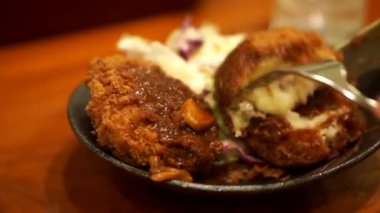Bıçak yerken, domuz pirzolası yerken, peyniri kızartırken, tonkatsu kızartırken, Japon yemeği HD