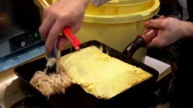 Kare tavada Japon omleti pişirme, yumurta pişirme, HD.