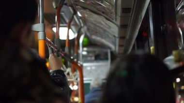 Japon otobüs içi yerel toplu taşıma geceleyin Tokyo Japonya 'da HD