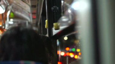Japon otobüs içi yerel toplu taşıma geceleyin Tokyo Japonya 'da HD