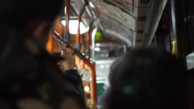 Japon otobüs içi yerel toplu taşıma geceleyin Tokyo Japonya 'da HD