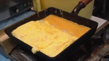 Kare tavada Japon omleti pişirme, yumurta pişirme, HD.