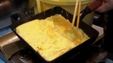 Kare tavada Japon omleti pişirme, yumurta pişirme, HD.