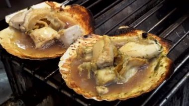 Izgara Japon deniz tarağı pişirmek Hokkaido stili sokak yemeği sulu deniz ürünleri sulu midye 4k