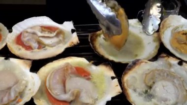 Izgara Japon deniz tarağı pişirmek Hokkaido stili sokak yemeği sulu deniz ürünleri sulu midye 4k