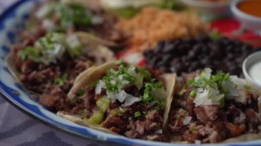 Meksika usulü biftek, domuz eti, yumuşak taco eli. Salsa sosu da ekliyorum.