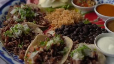 Meksika usulü biftek, domuz eti, yumuşak taco eli. Salsa sosu da ekliyorum.