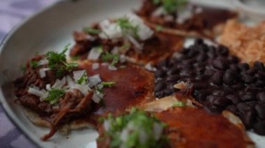 Meksika usulü biftek, domuz eti, yumuşak taco eli. Salsa sosu da ekliyorum.