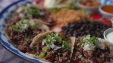 Meksika usulü biftek, domuz eti, yumuşak taco eli. Salsa sosu da ekliyorum.