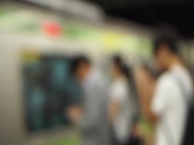 Tokyo 'da, Japonya' da tren istasyonunda bekleyen insanların görüntüsü bulanık.