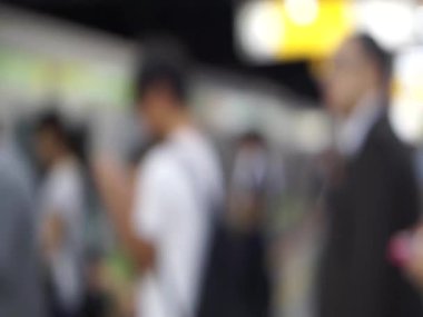 Tokyo 'da, Japonya' da tren istasyonunda bekleyen insanların görüntüsü bulanık.