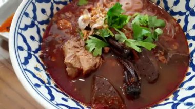 Kuzey Tayland Chiang mai kanom jeen noodle çorbası domuz kanı domuz kanı ve domates çorbası 4K