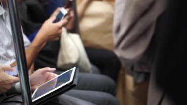 Trende toplu taşımada akıllı telefon kullanan Asyalı yolcular yok.