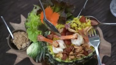 Ananaslı karides, kızarmış pirinç, meyve kasesi Tayland yemeği, tropikal egzotik menü.