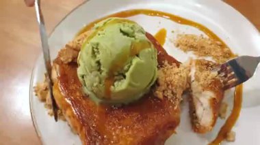 El çatalı bıçağıyla tatlı tatlı tatlı yiyorum. Dondurma kremalı karamel şurubu.