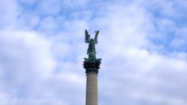 Macaristan ve Budapeşte kahramanları Avrupa 'nın tarihi anıtını kapatıyorlar. 4 bine yakın.