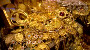 Altın ve mücevherlerle dolu bir çerçeve. Servet ve antik bir hazine.