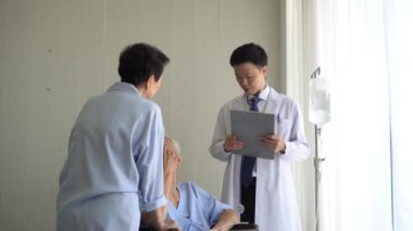 Asyalı doktor arkadaş canlısı sigorta son sınıf hasta mutlu kahkaha rahatla tedavi hastanesi