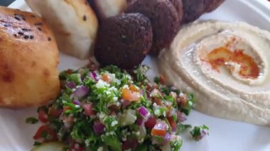 Doğu yemeği falafel humus ve salata vejetaryen sağlıklı Arap yemeği.