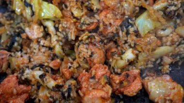 Kore usulü kızarmış pilav ve lahana kimchi yosunu ve gochujang sosu 4k.